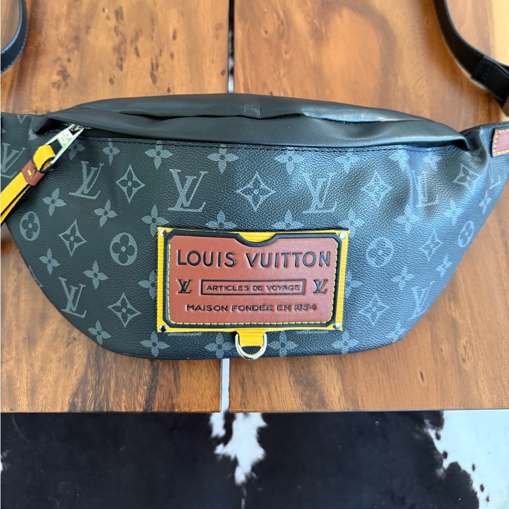 🔥NEW!🔥 Louis Vuitton Discovery Bumbag!
